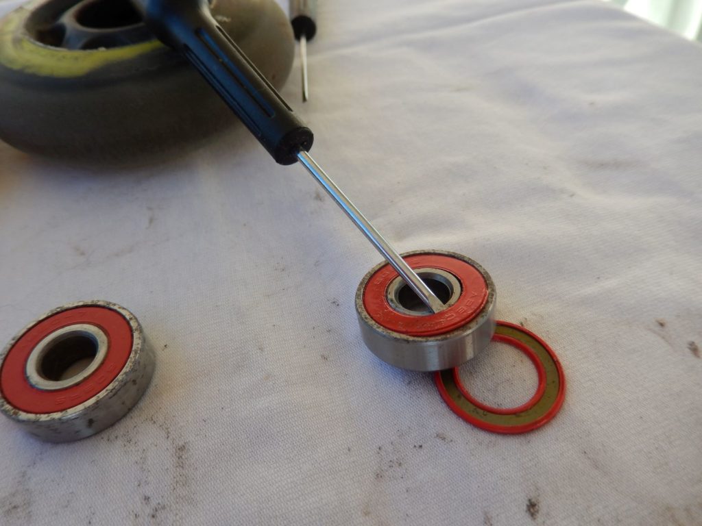 Comment nettoyer ses roulements de patins de roller hockey - Retrait des rondelles latérales