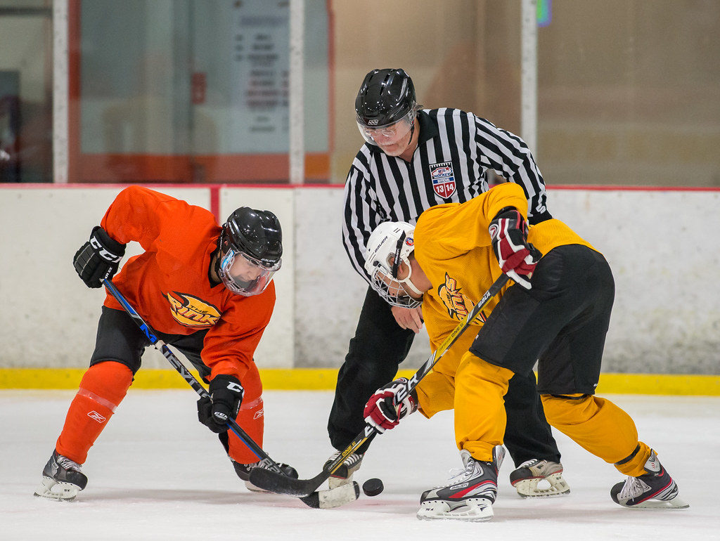 Engagement de hockey sur glace - Un arbitre de la catégorie #3 des joueurs de hockey