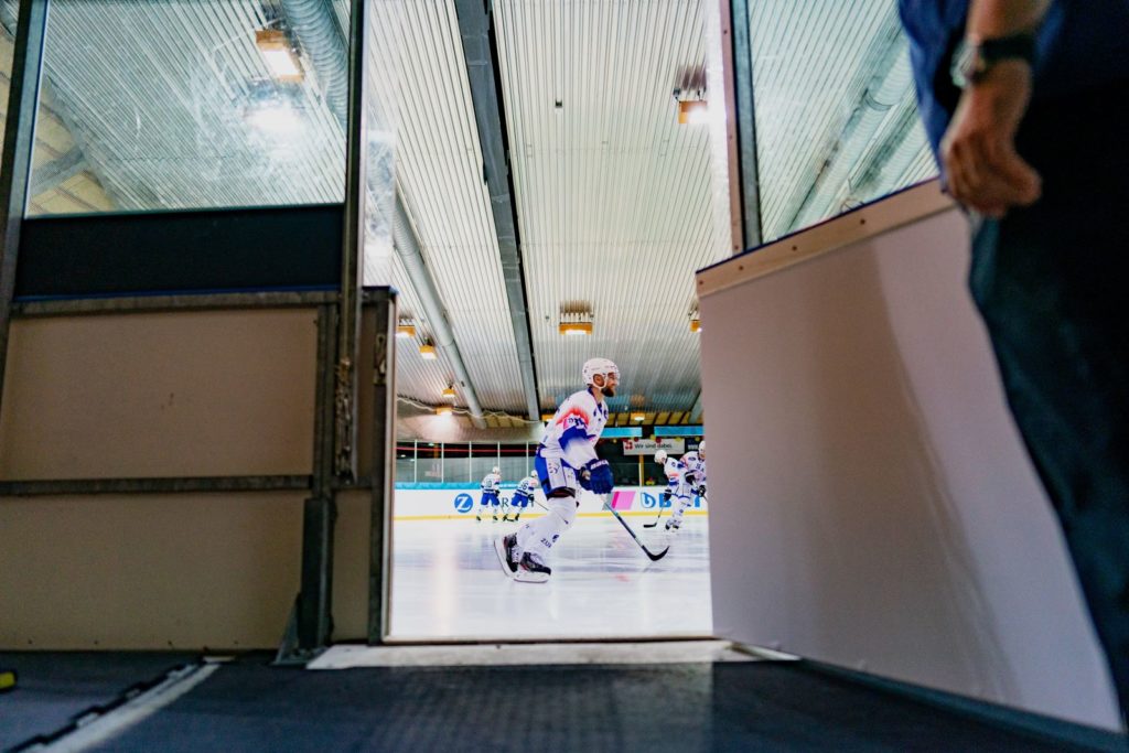 Entrée de la patinoire avant un entrainement de hockey - Photo de Claudio Schwarz via Unsplash