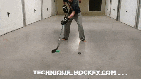 Exercice maniement tour de rondelle revers - Technique-Hockey
