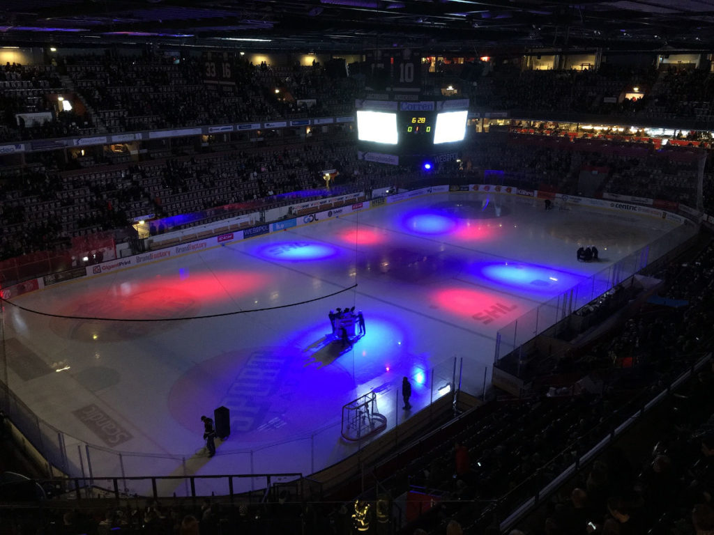 Game de hockey au Québec - Match de hockey en France