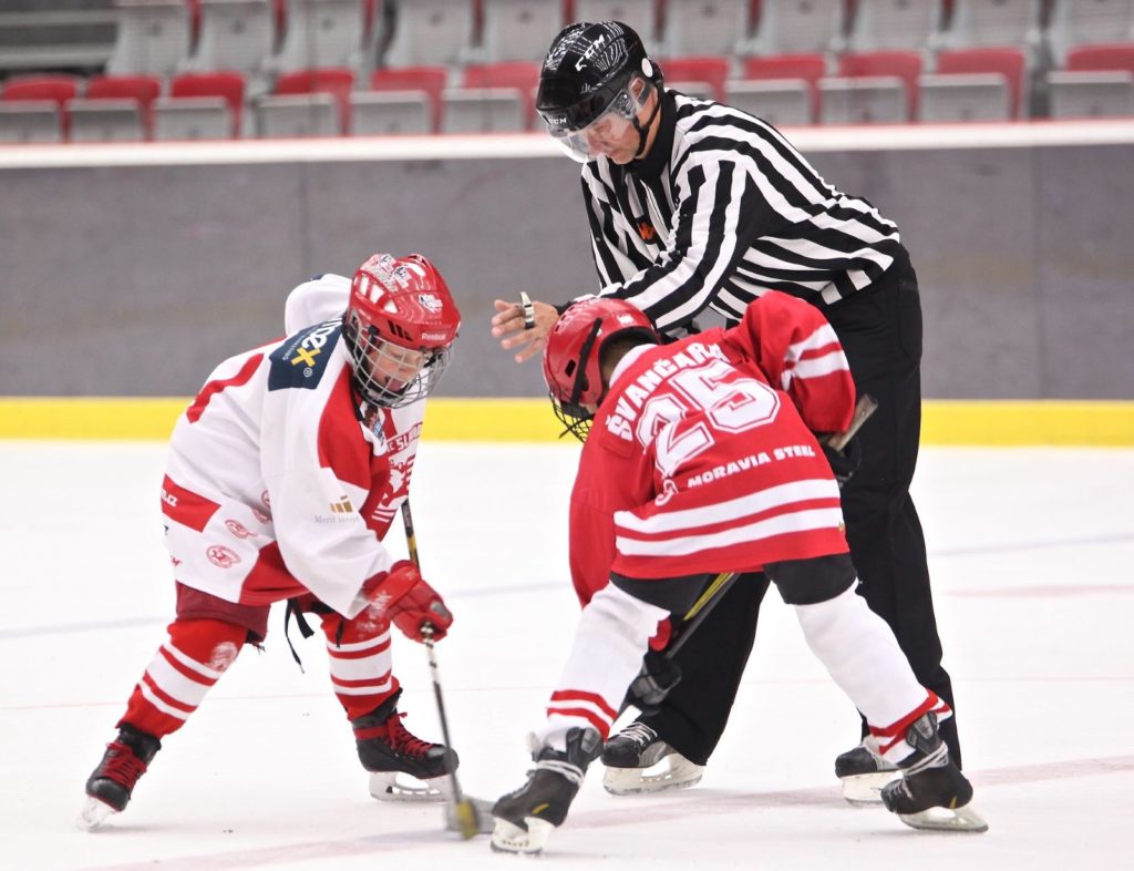 Jeunes-joueurs-de-hockey-à-lengagement-Photo-par-LuckyLife11-via-Pixabay-