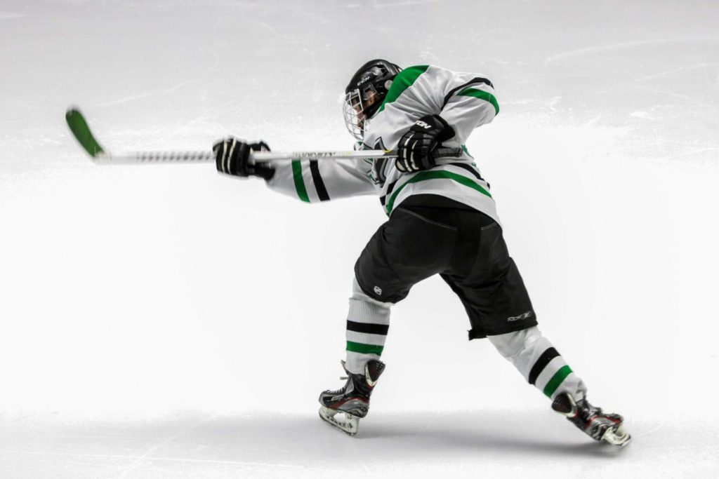 Joueur de hockey en plein tir - Gerhard Crous via Unsplash