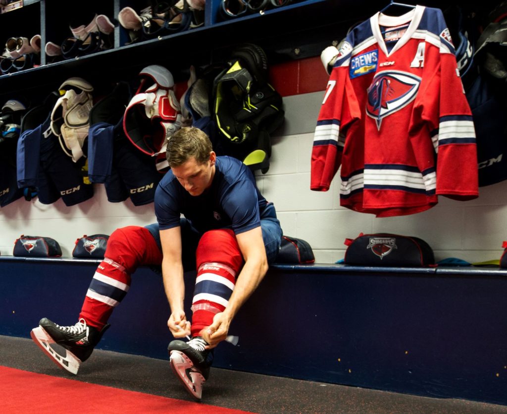 Joueur de hockey en train de s'équiper - Photo de Ryan Johnson via flickr