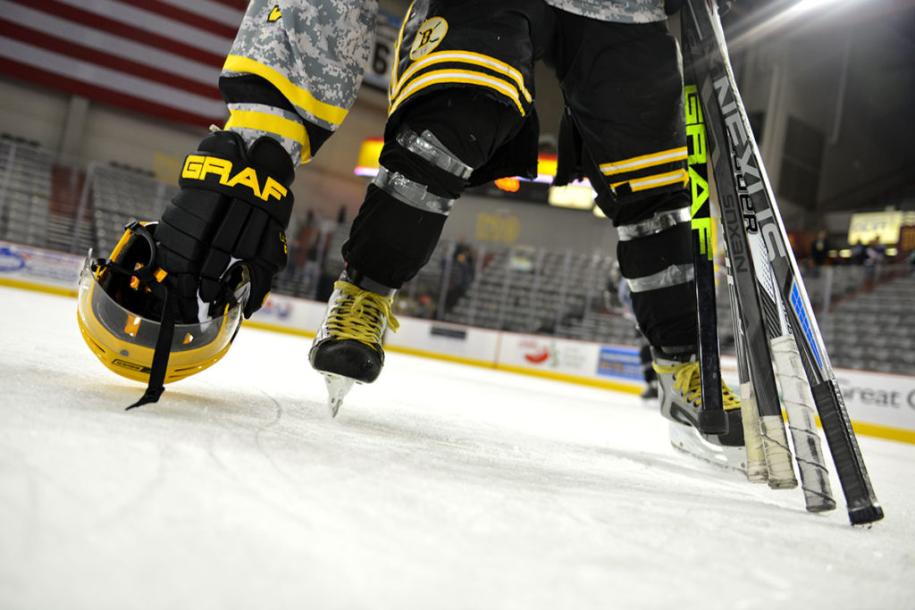 Joueur hockey ramassant son équipement de hockey - Photo par Kyle Johnson via la Joint Base Elmendorf Richardson