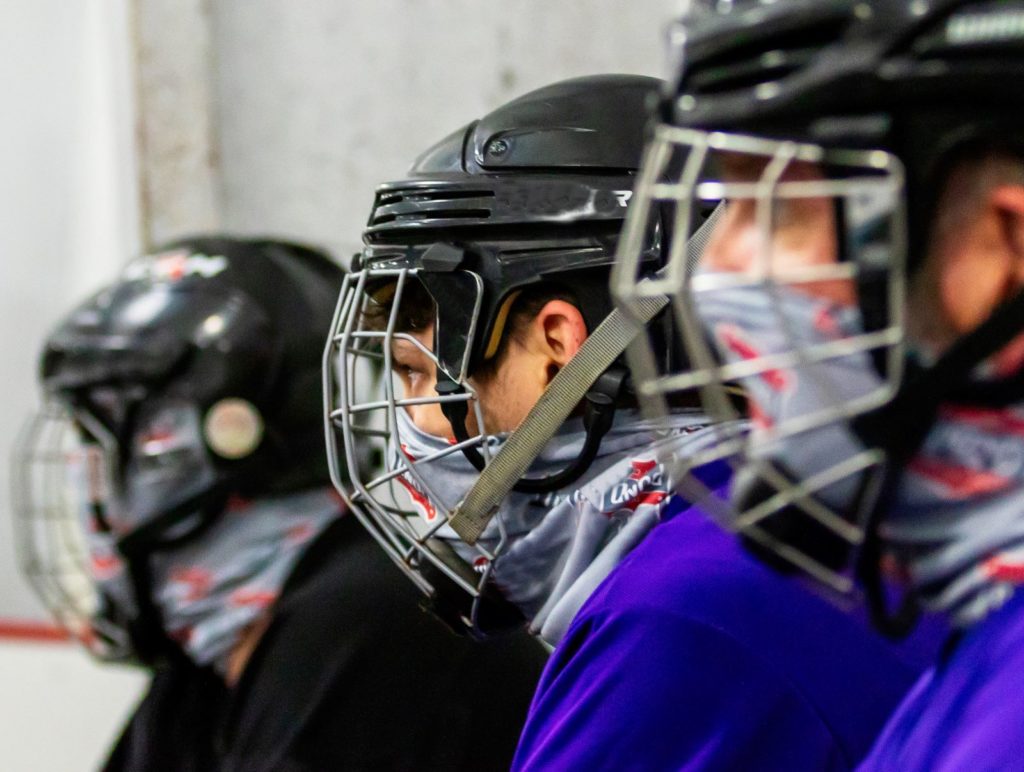 Joueurs de hockey portant un masque - Photo de Ross Bonander via Unsplash