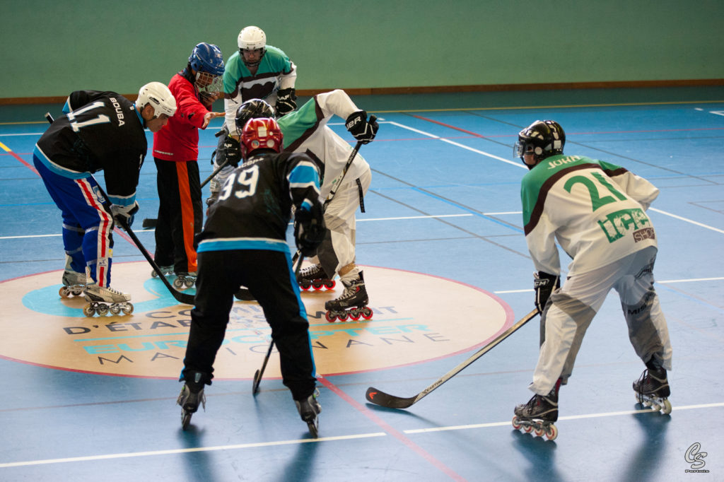 Joueurs-de-roller-hockey-lors-dun-face-off-Photo-par-Serge-Cuvillier