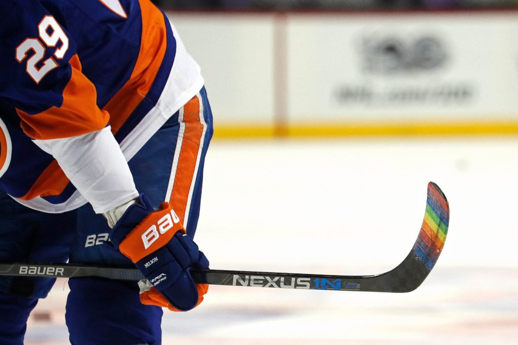 Le joueur Brock Nelson des Islanders de New York a tapé sa palette avec du Pride Tape - Photographe inconnu, via GettyImages