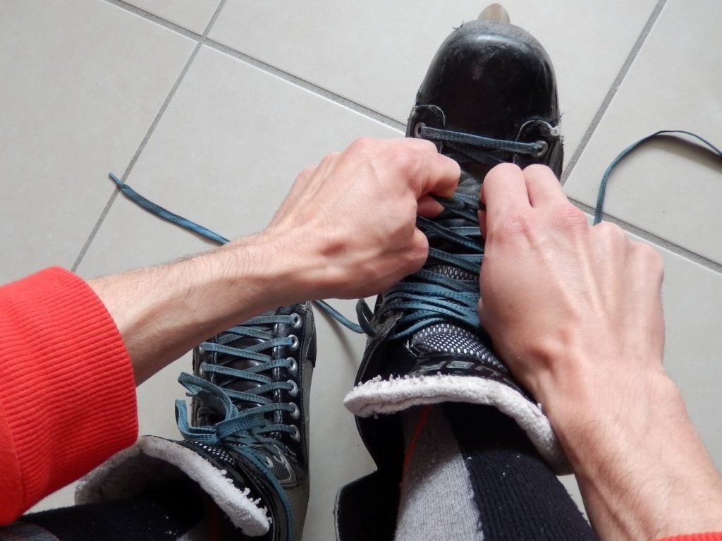 Comment lacer efficacement ses patins de hockey - Patin de roller hockey - Lacets en cours de serrage 1