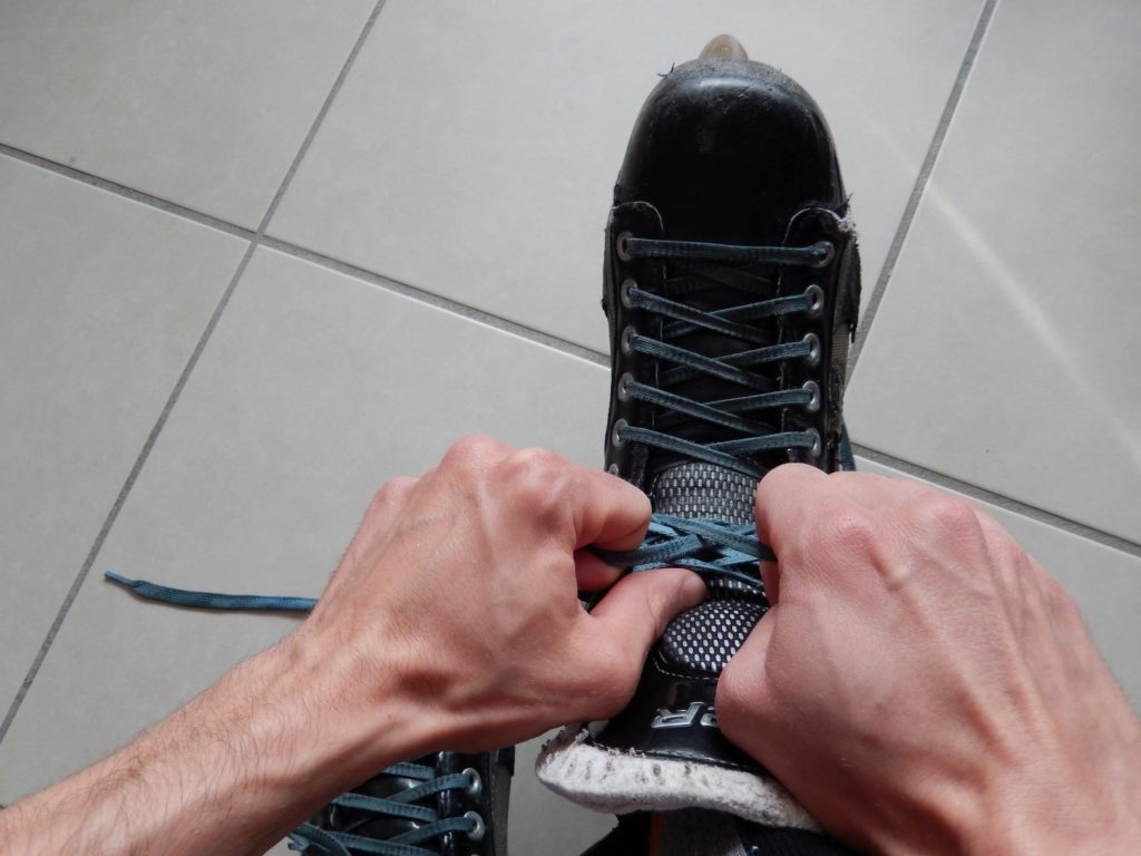 Comment lacer efficacement ses patins de hockey - Patin de roller hockey - Lacets en cours de serrage 2