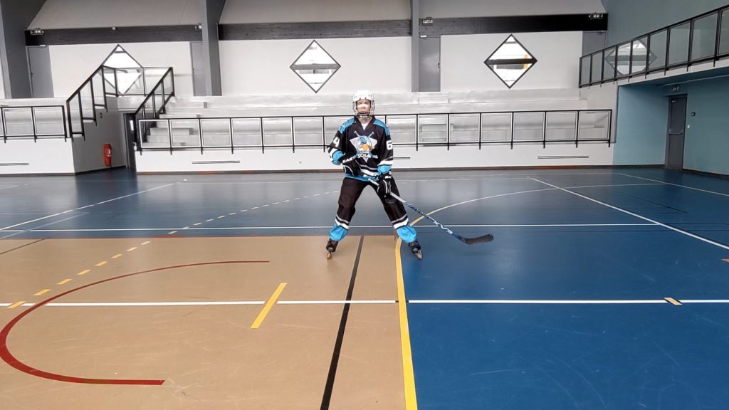 Patiner en croisant les jambes - Genoux fléchis, dos droit, regard au loin - Technique-Hockey