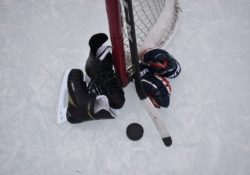 Patins, bâton, rondelle et gants de hockey - Photo par Mariah Hewines via Unsplash