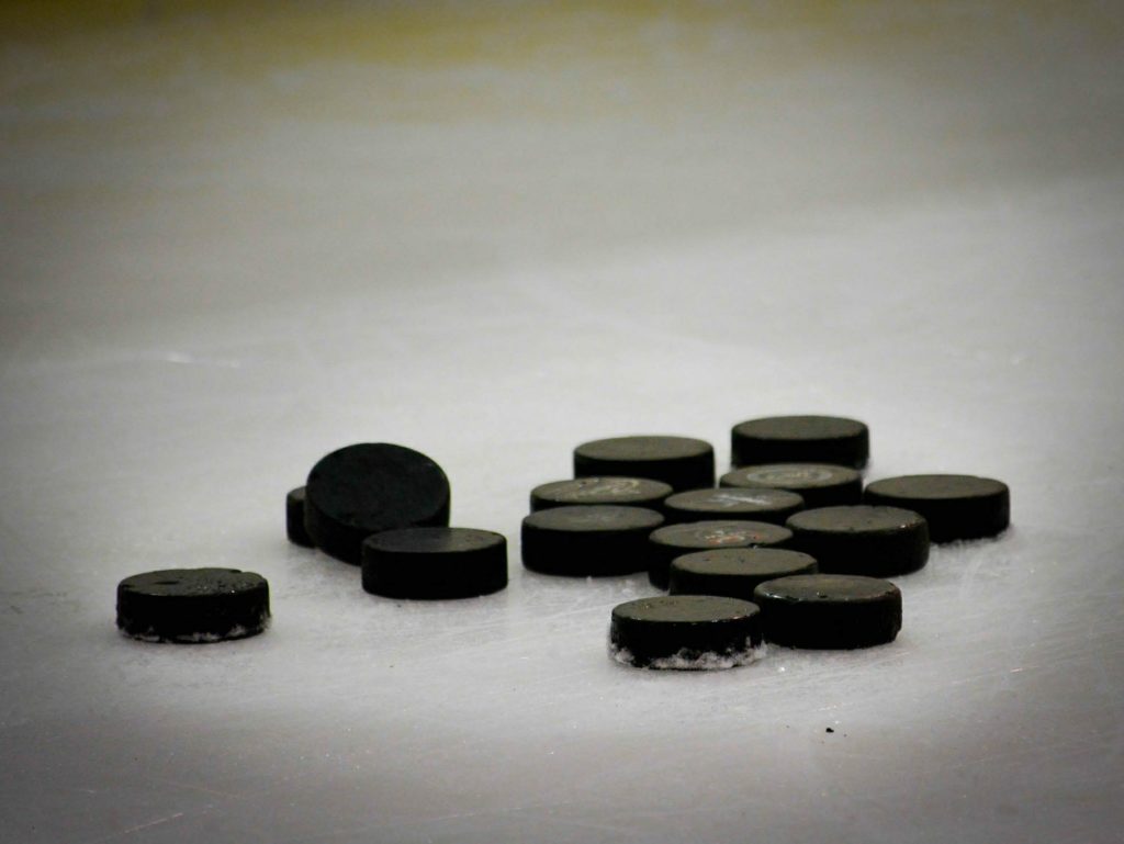 Pucks de hockey au Québec - Palets de hockey en France