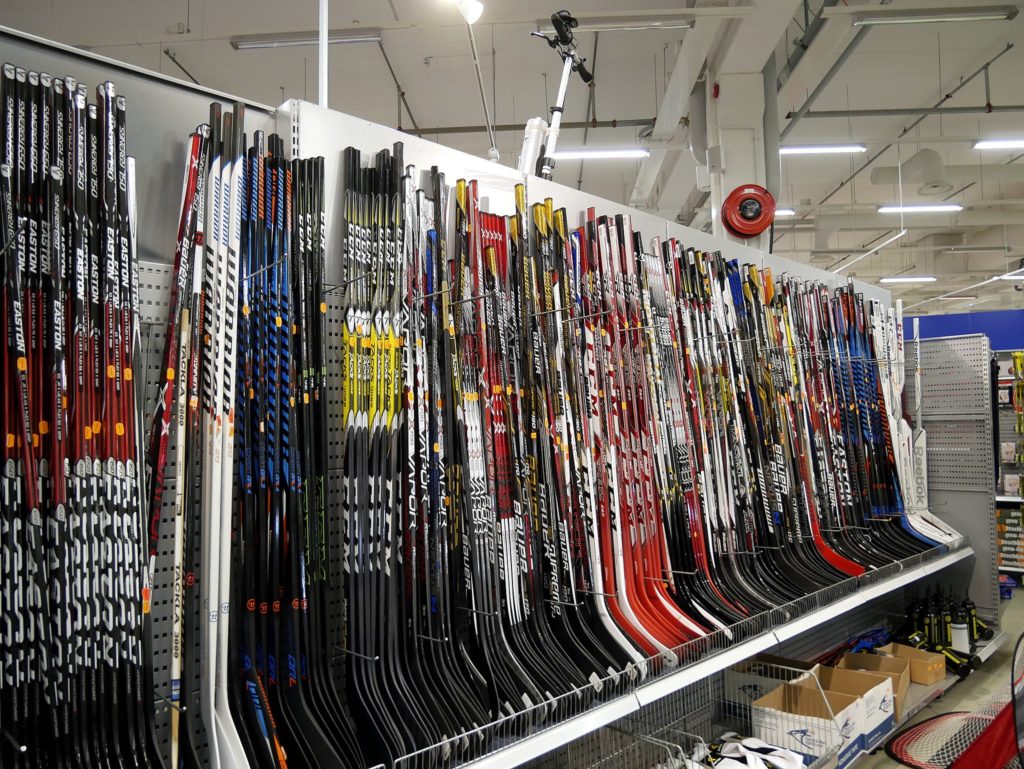 Bâtons de hockey dans un magasin